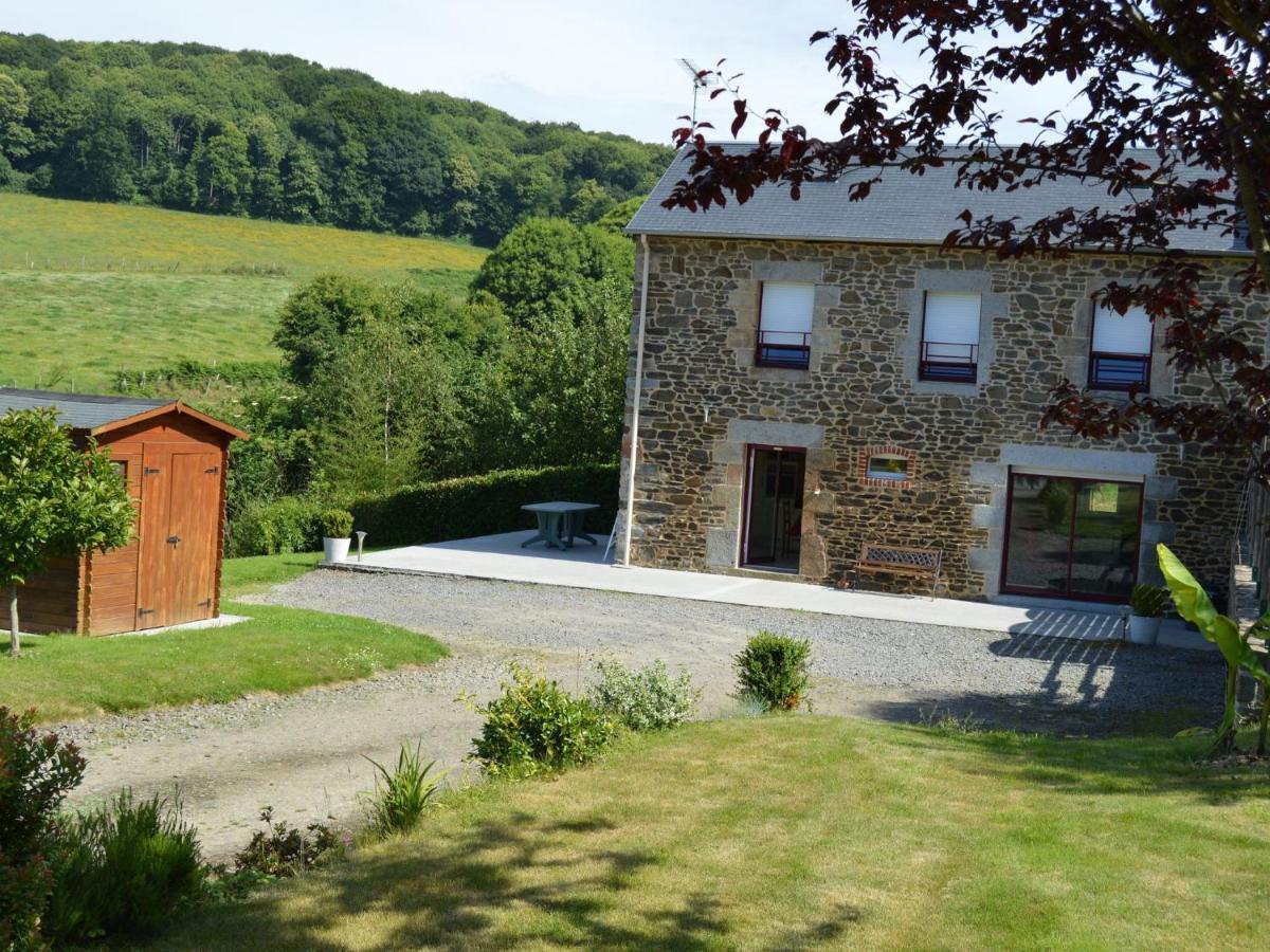 Cosy Chalet With Private Garden In Normandy Isigny-le-Buat Екстериор снимка