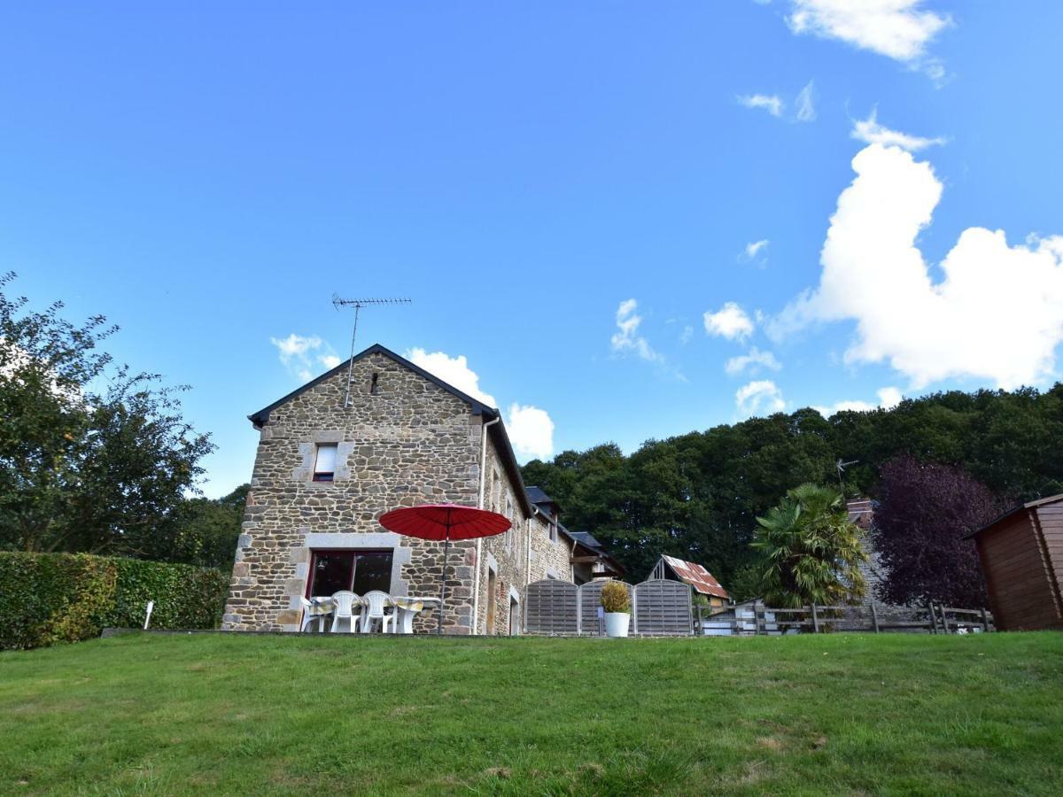 Cosy Chalet With Private Garden In Normandy Isigny-le-Buat Екстериор снимка